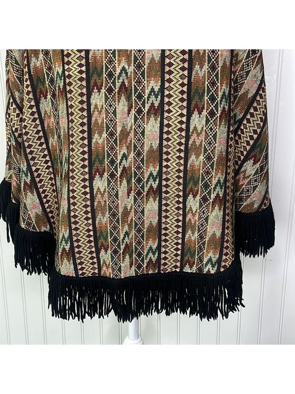 - 1970’s Style Tapestry Full Zip Zig Zag Pattern Fringed Poncho Size Small - Picture 6 of 9
